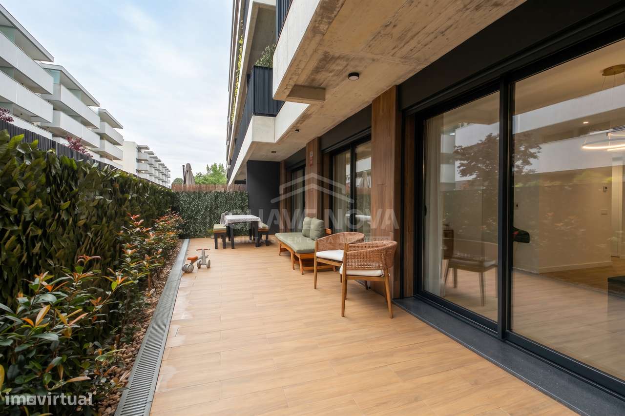 T2 Como Novo c/ Terraço em Santa Marinha (Candal)-17