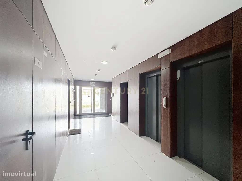 Excelente T2 com Bons Acabamentos e Acesso Rápido ao Centro Ponta Delg - Grande imagem: 4/43