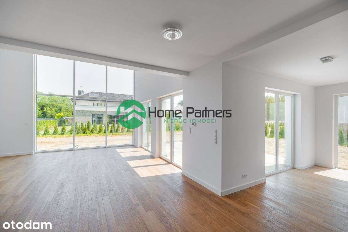 Wysoki na 5,5m salon z oknami do sufitu-1