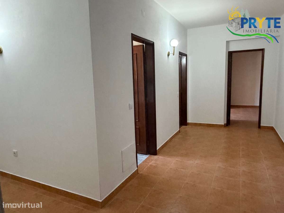 Moradia em Excelentes Condições com Amplo Terreno - Oportunidade Única-46