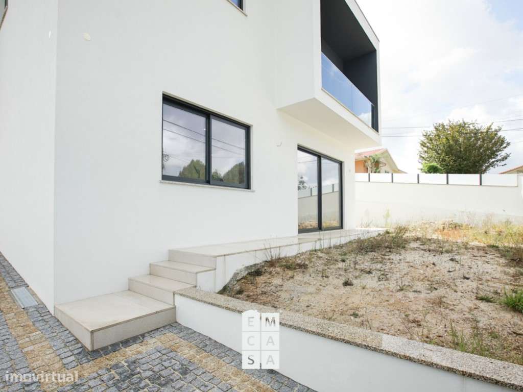 Moradia Isolada T4 Nova com 3 suites - A 2 Minutos do Centro de San... - Grande imagem: 1/43