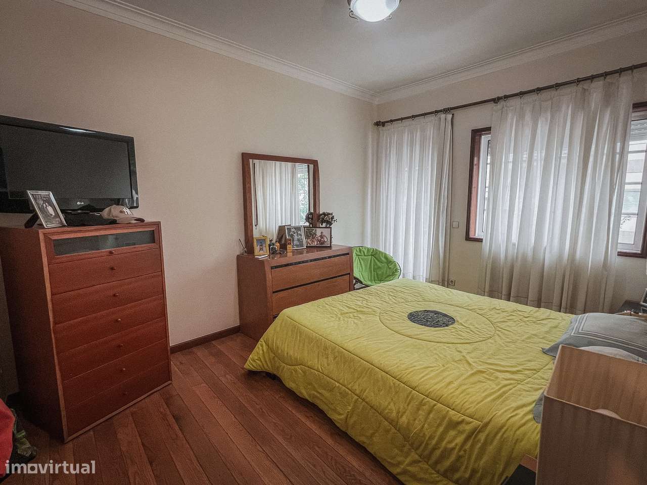 Moradia T4 no Centro de Santo Tirso com Terraço e Jardim-13