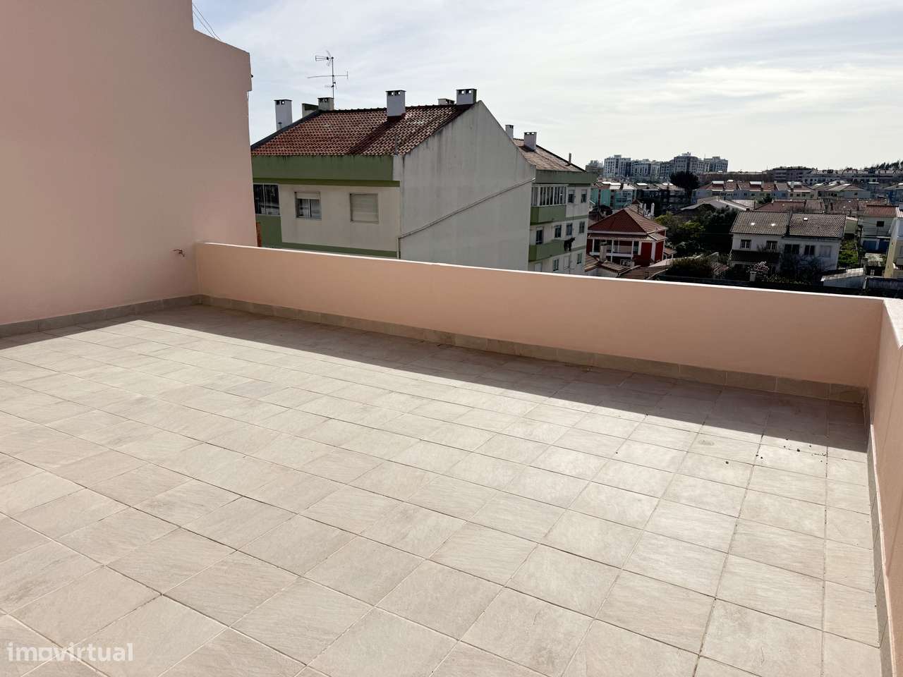 T2 com terraço amplo e vista para Serra Sintra, perto estação Comboios - Grande imagem: 3/29