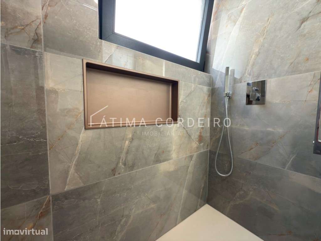 T4 de Luxo com Terraço de 115 m² no Coração de Almada-8