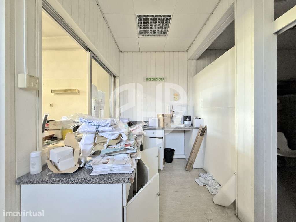 Edifício Comercial 2 Pisos // Rua do Padrão - Pedroso-26