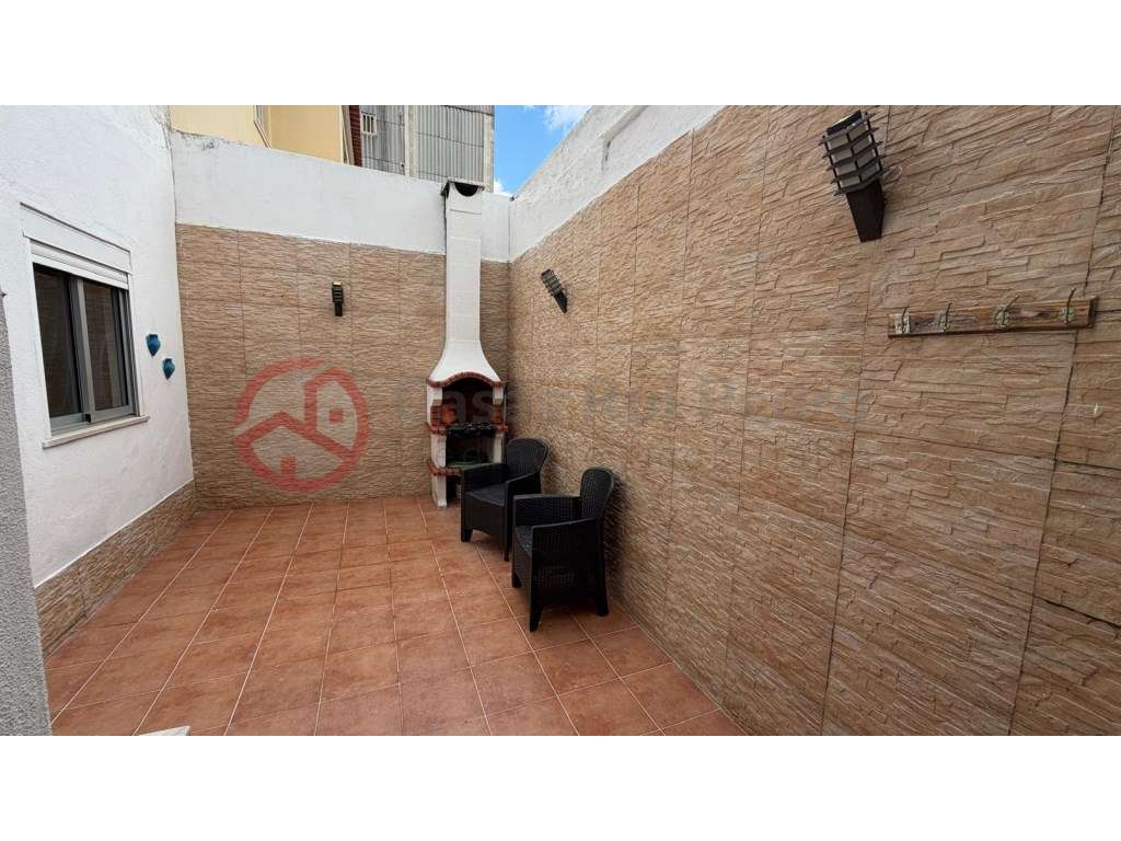Apartamento T2 com logradouro e churrasqueira na Cova da Piedade, A...-3