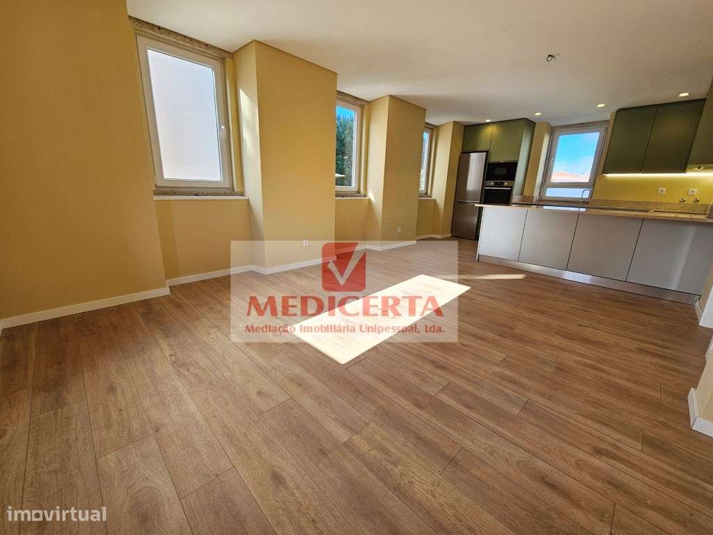 Massamá - Centro T3 Duplex(140m2) Totalmente remodelado - Grande imagem: 3/23