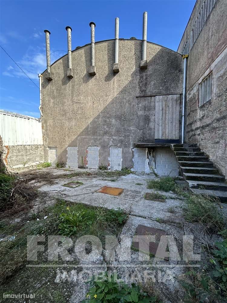 Terreno com Casa e Armazém - 423 m2 | Milheirós, Maia - Grande imagem: 3/17