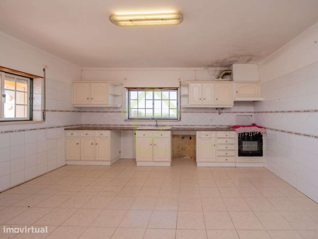 Moradia T2+2 com piscina e Vista Mar em Localização única-7