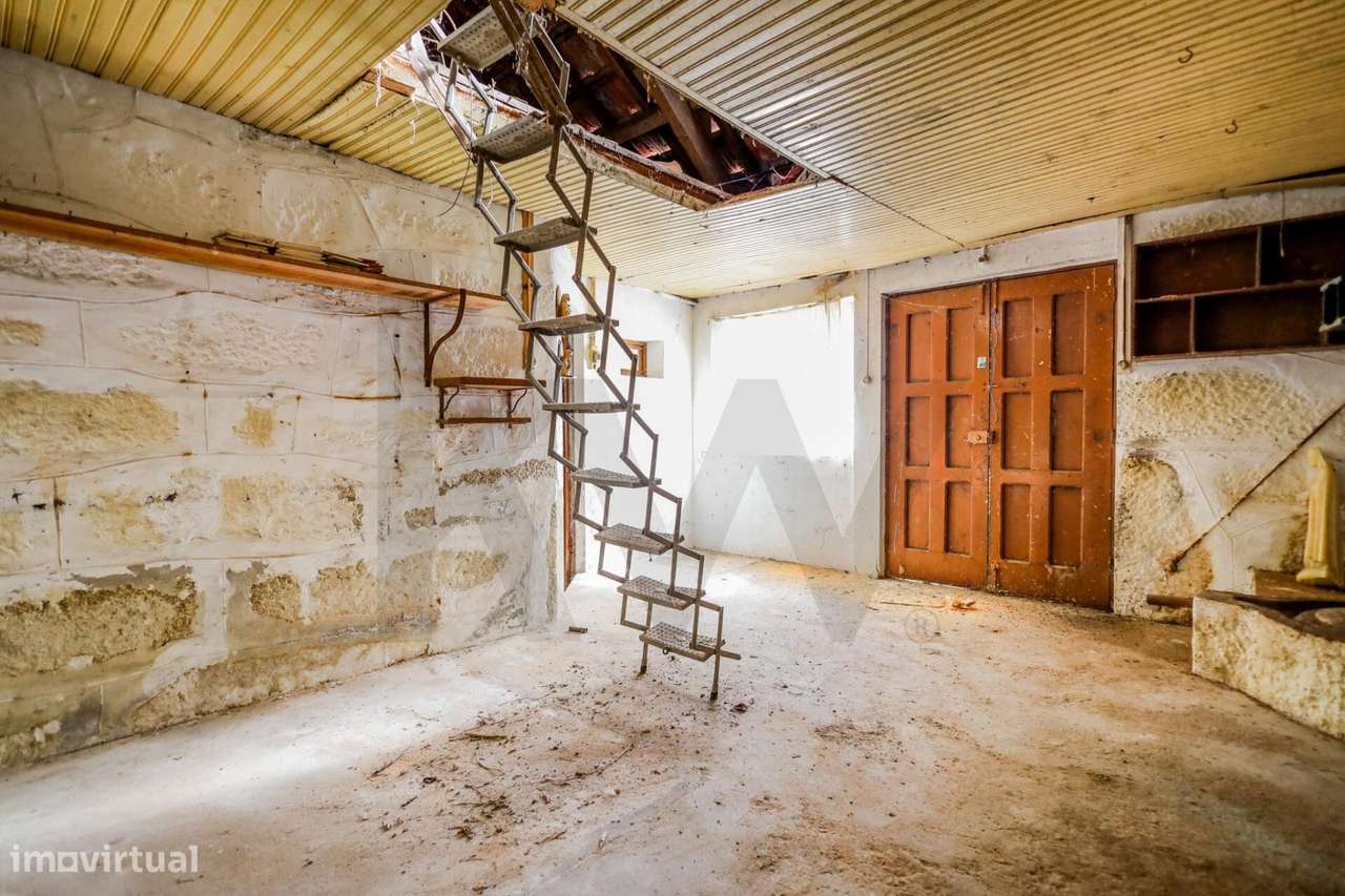 Moradia com 1451m2 de Terreno e Elevado Potencial de Valorização em Sã-30