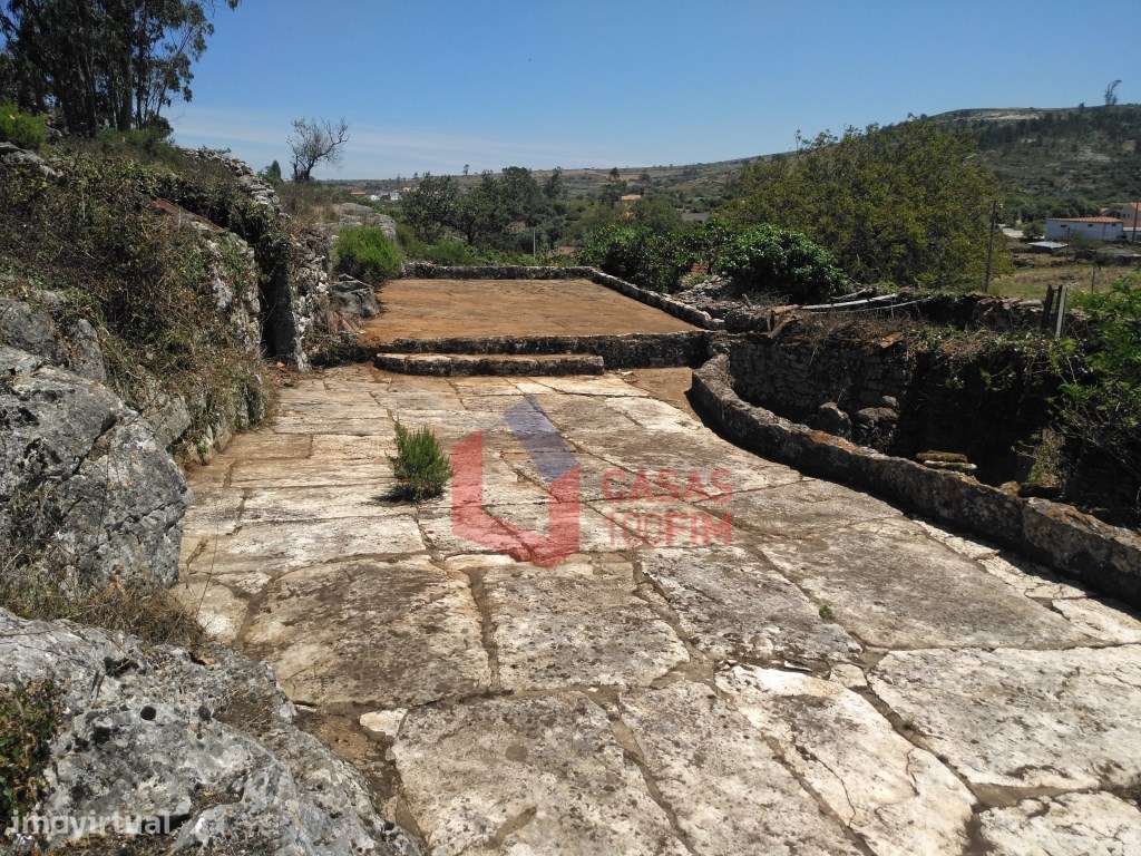 Moradia terrea em pedra por recuperar na serra em Porto de Mós. - Grande imagem: 5/24