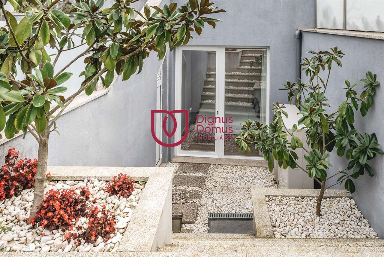 Duplex Renovado com Logradouro e Rendimento Garantido — Porto Centro-18
