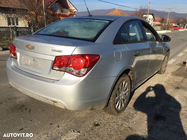 CUTIE VITEZE MANUALA CHEVROLET CRUZE 1.6 BENZINA 2011 motorul se poate proba - 4