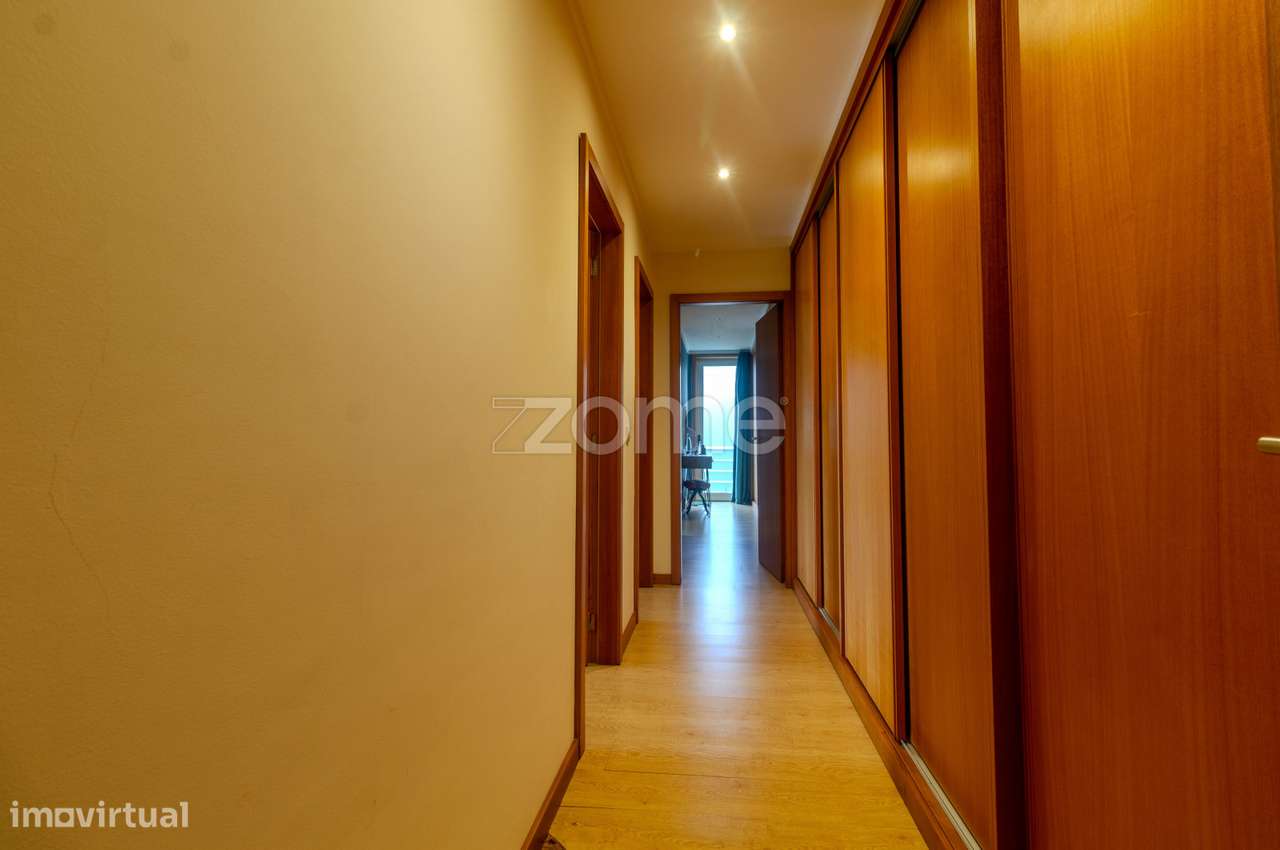 Moradia T3 | 3 Suítes e Piscina com Vista Rio-12