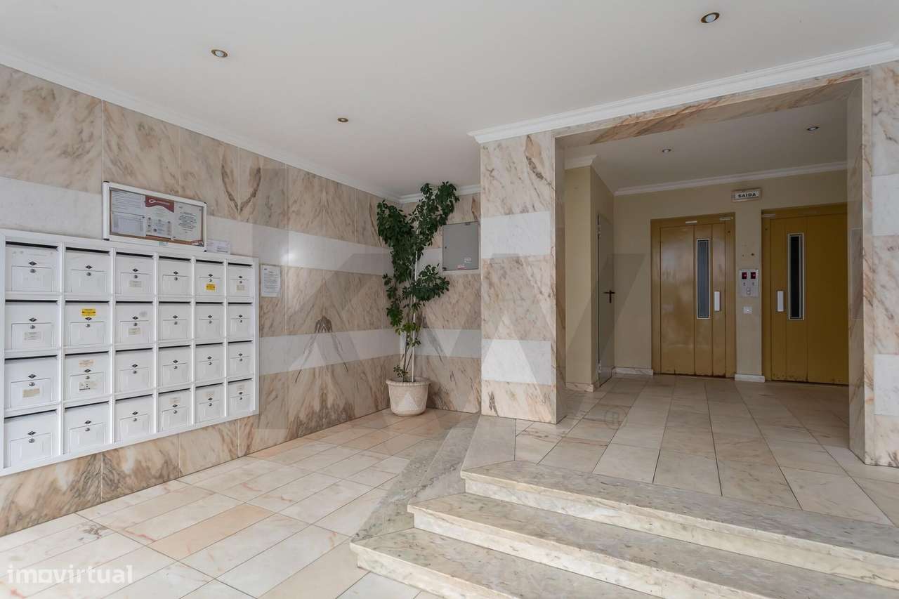 O Seu Novo Refúgio na Avenida de Fitares : T2 renovado e cheio de sol-33