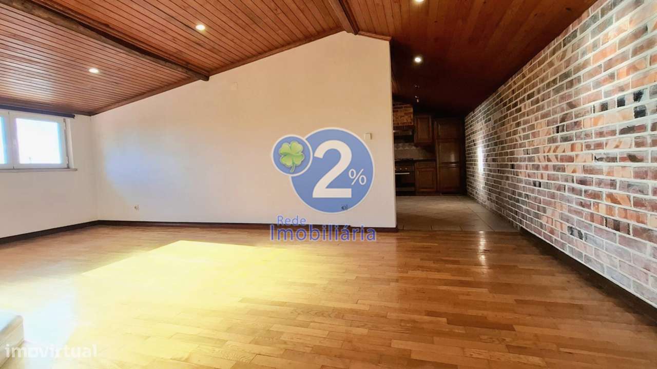 Apartamento T5 Duplex com Logradouro - Pousos-47