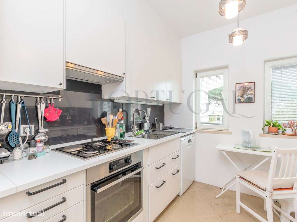 Elegância e História no Estoril: T2 com Vista Piscina no Condomínio...-12