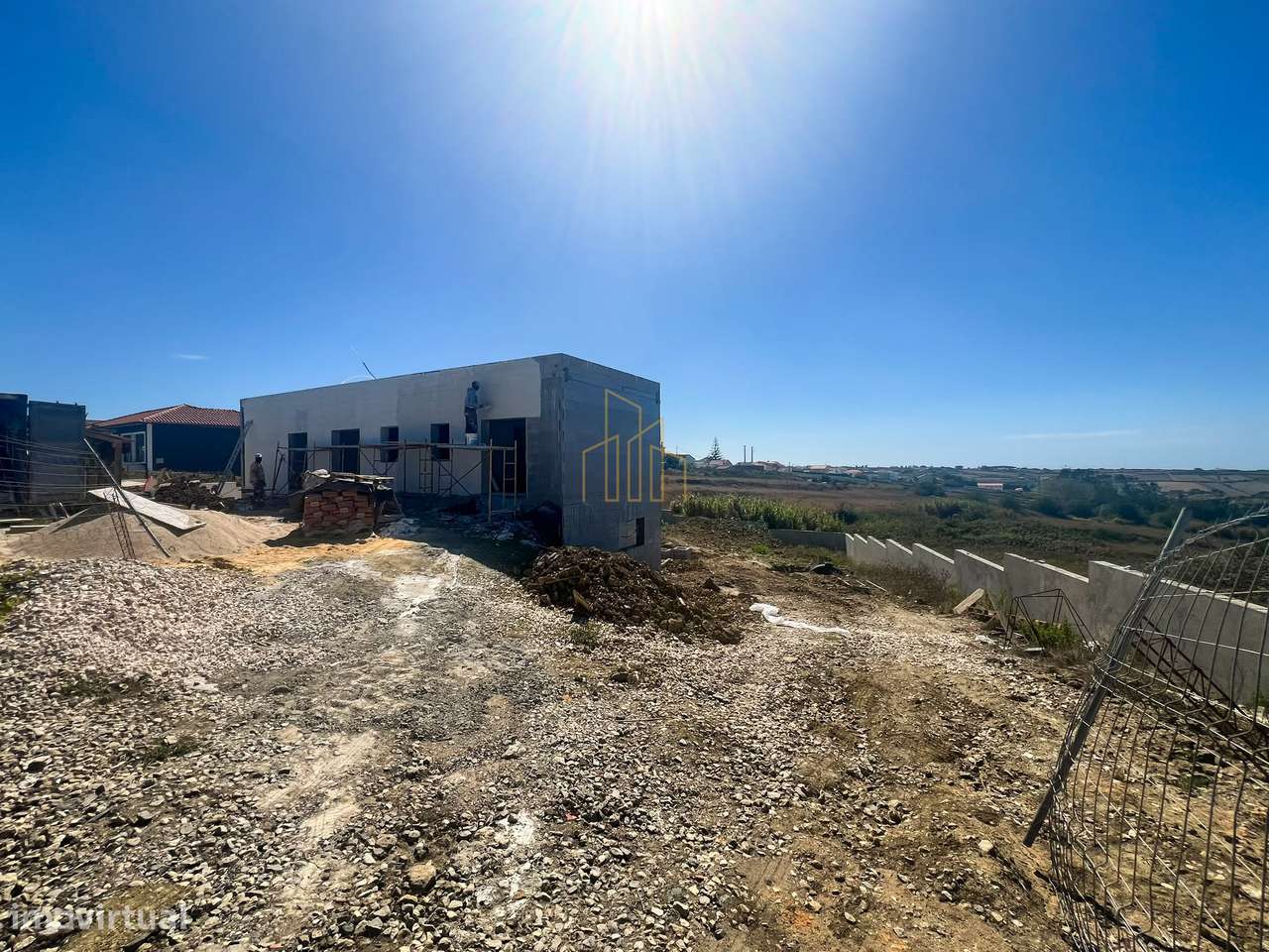 MORADIA BIFAMILIAR T2 + T3 EM ALVARINHOS-8
