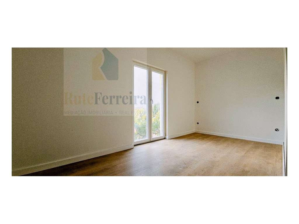 Moradia T2 em recuperação, Dois Portos, Runa!!-16