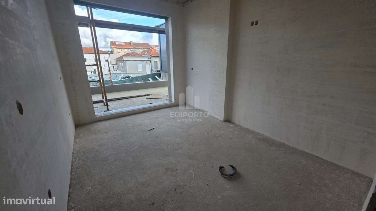 Apartamento T2 com terraço e garagem localizado a 5minutos a pé da Est-6