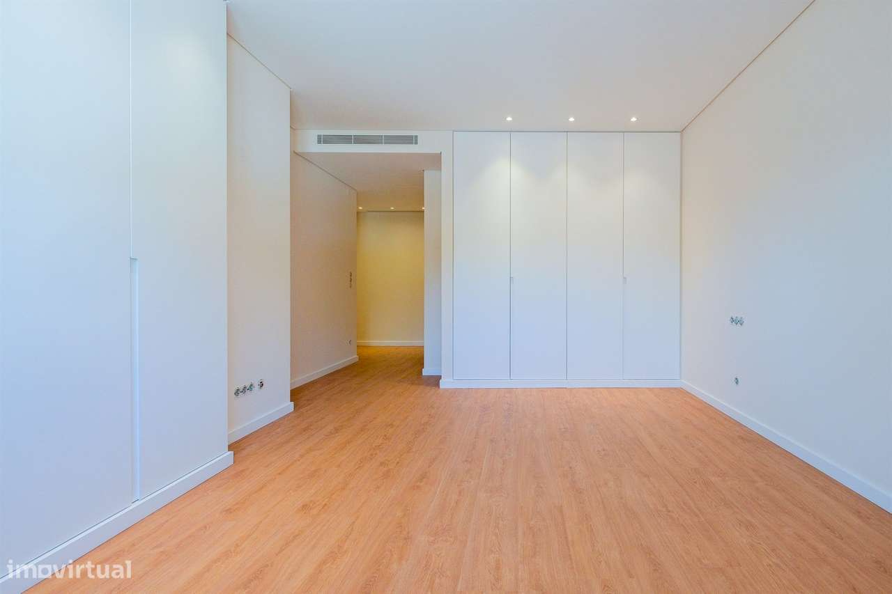 Apartamento T1 com garagem, totalmente remodelado, em condomínio com p-22