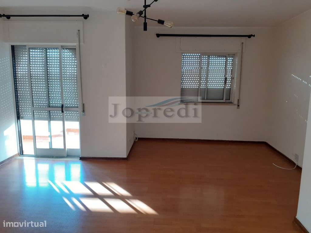 Apartamento T2 c/ vista de mar e serra em Sassoeiros/Carcavelos - Grande imagem: 2/32