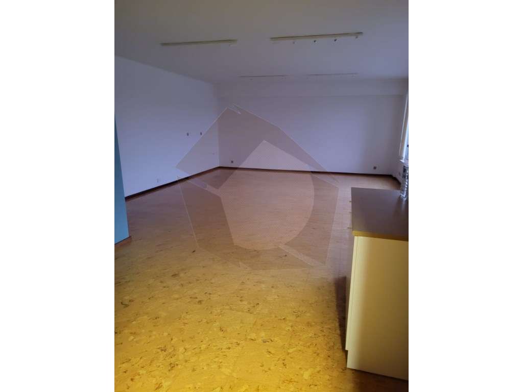 ESCRITÓRIO PRÓX. QUINTA DO COVELO - Grande imagem: 3/5