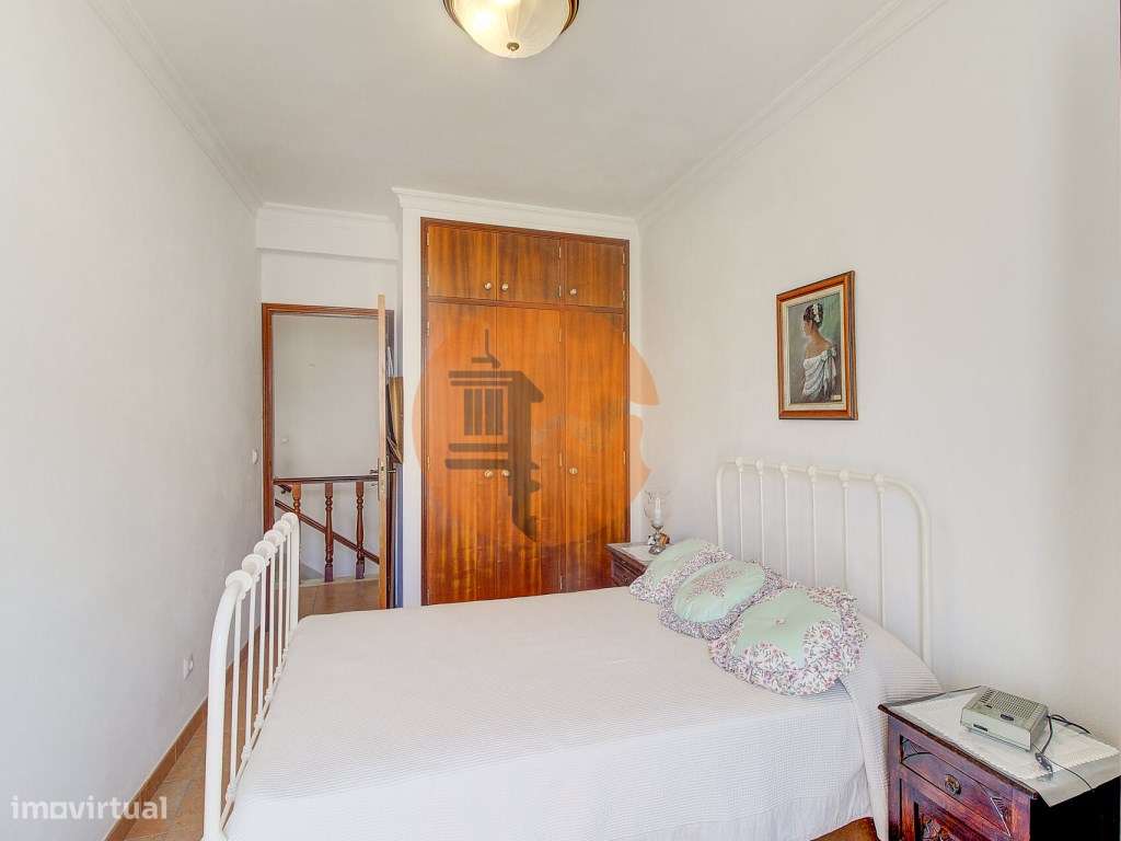 Moradia T3+2 com Jardim, Garagem e Vista Castelo no Centro de Castr...-23