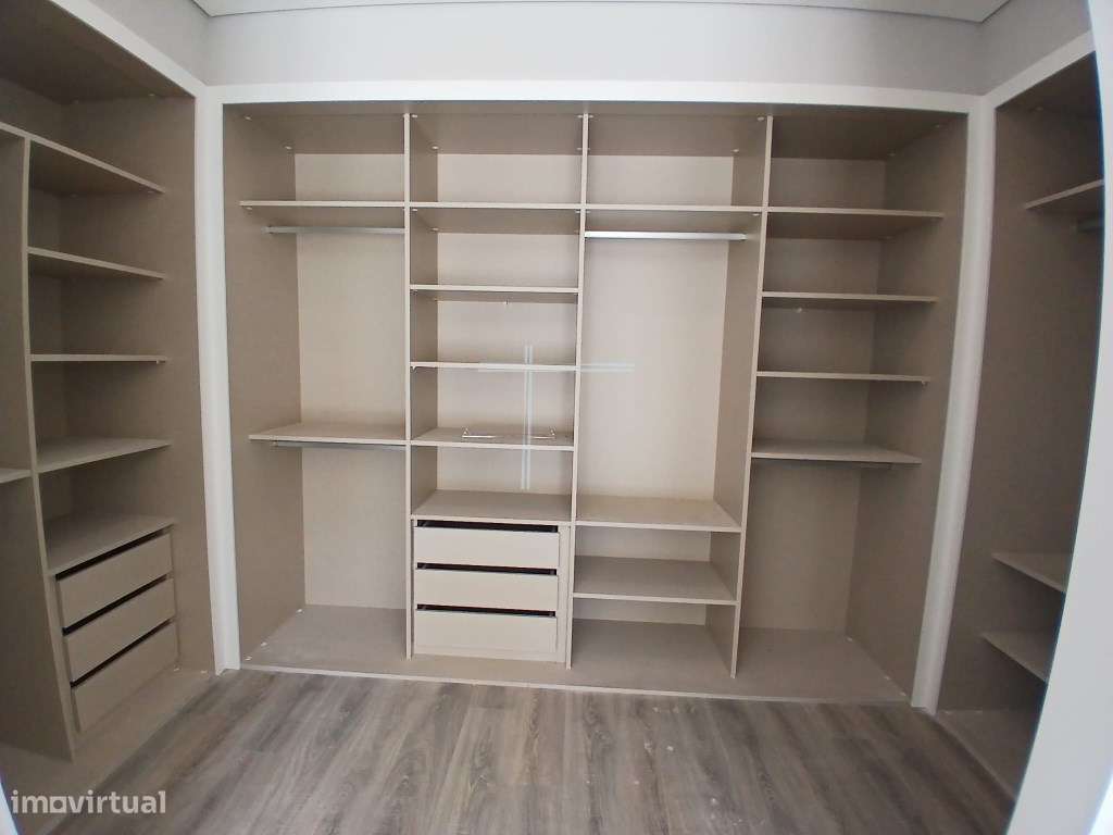 Moradia isolada T4, arquitetura contemporânea com garagem e piscina...-12