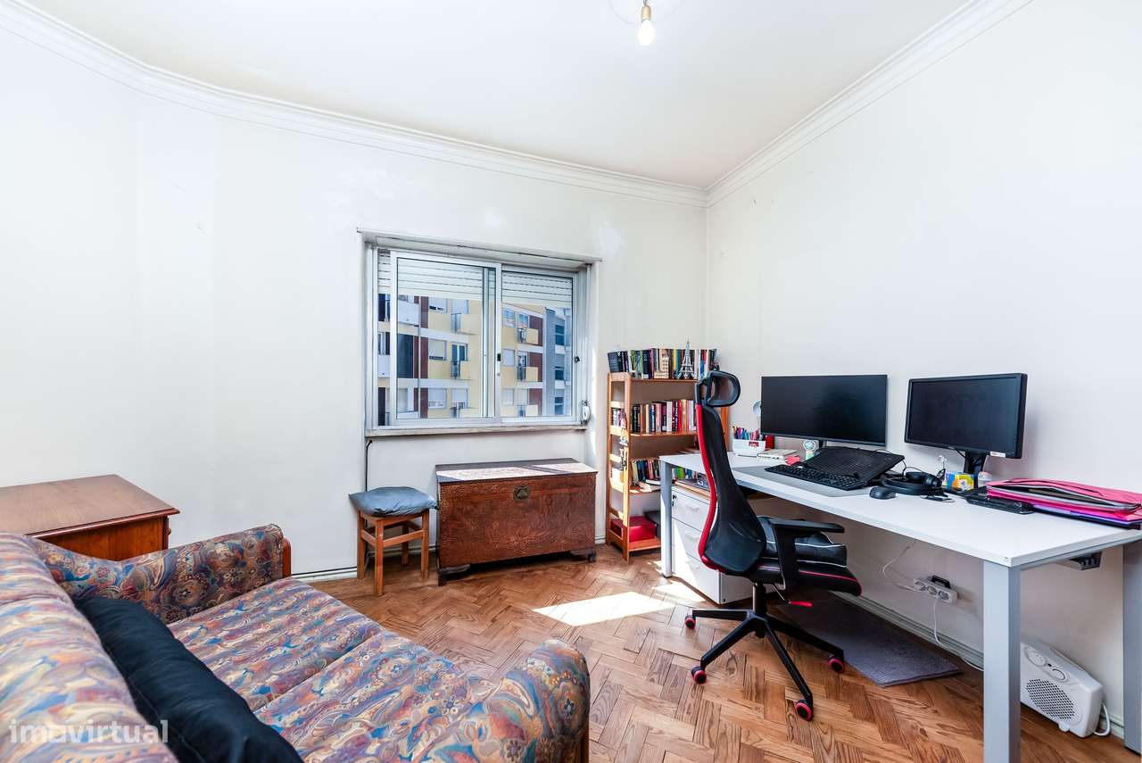 Luminoso Apartamento T2 (com Potencial para T3) na Av. José Elias Garc-23