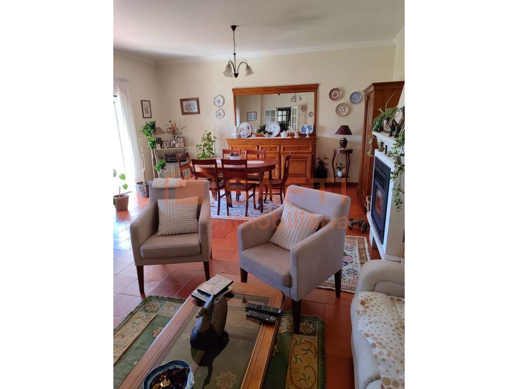 Moradia T5 com Piscina + Garagem para 3 Carros Oportunidade Imperdível-14