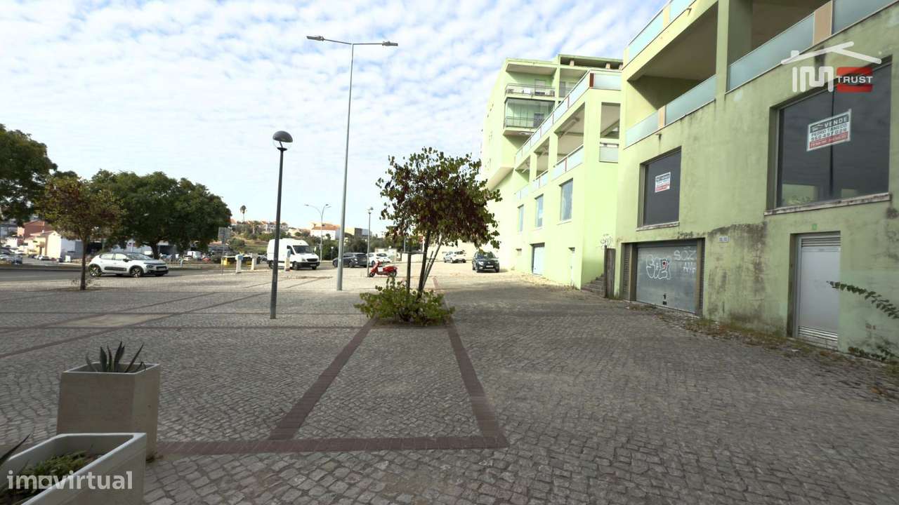 Loja 160m2 Camarate - Espaço Disponível a todas as Actividades Come...-32