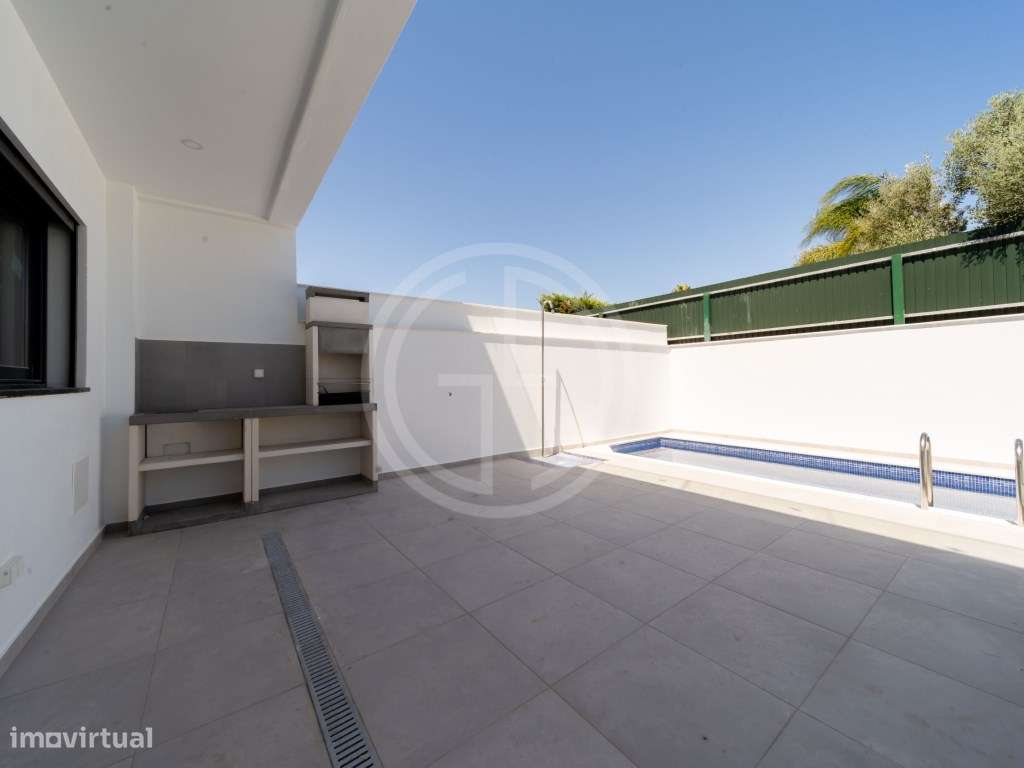 Moradia V3+1 com piscina privada em Gambelas-6