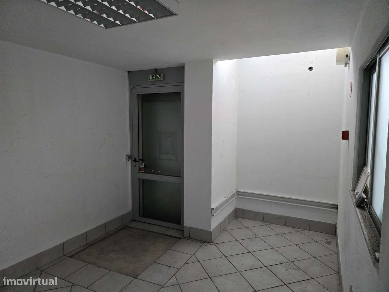 Armazém para arrendar - Zona Industrial do Soeiro III - Grande imagem: 4/7