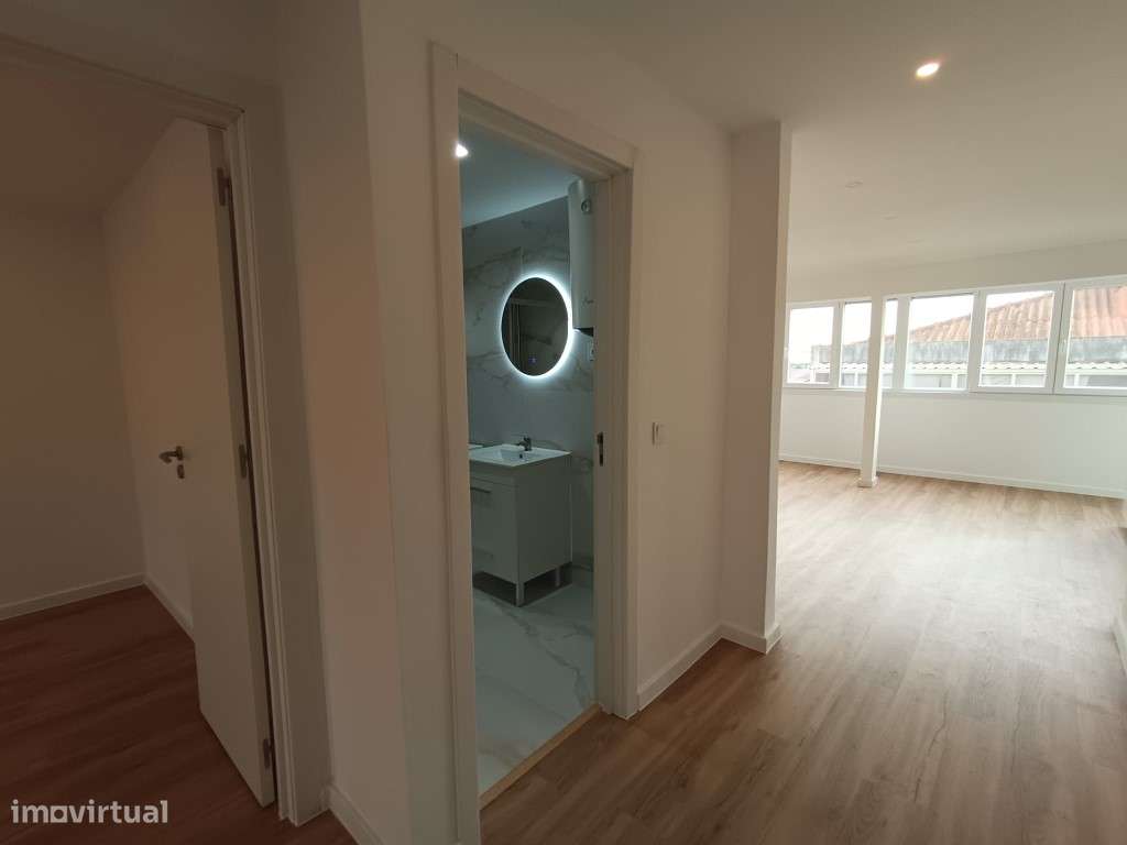 Apartamento T2 Renovado no centro de Camarate, Loures-7