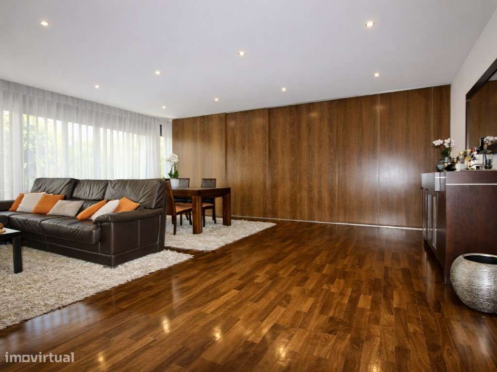 Moradia T4 com 4 frentes e jardim privado com árvores espaço e lumi...-17