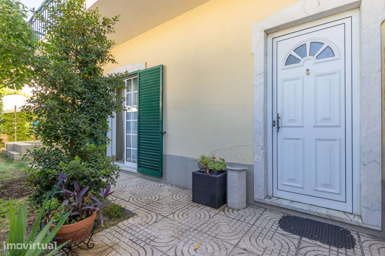 Moradia geminada de tipologia T3 com piscina, garagem e jardim-5