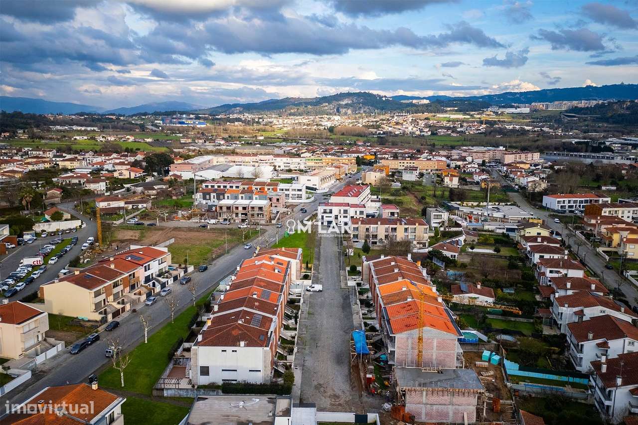 Moradia T3+1,  de gaveto, em Merelim S. Pedro – Braga-15