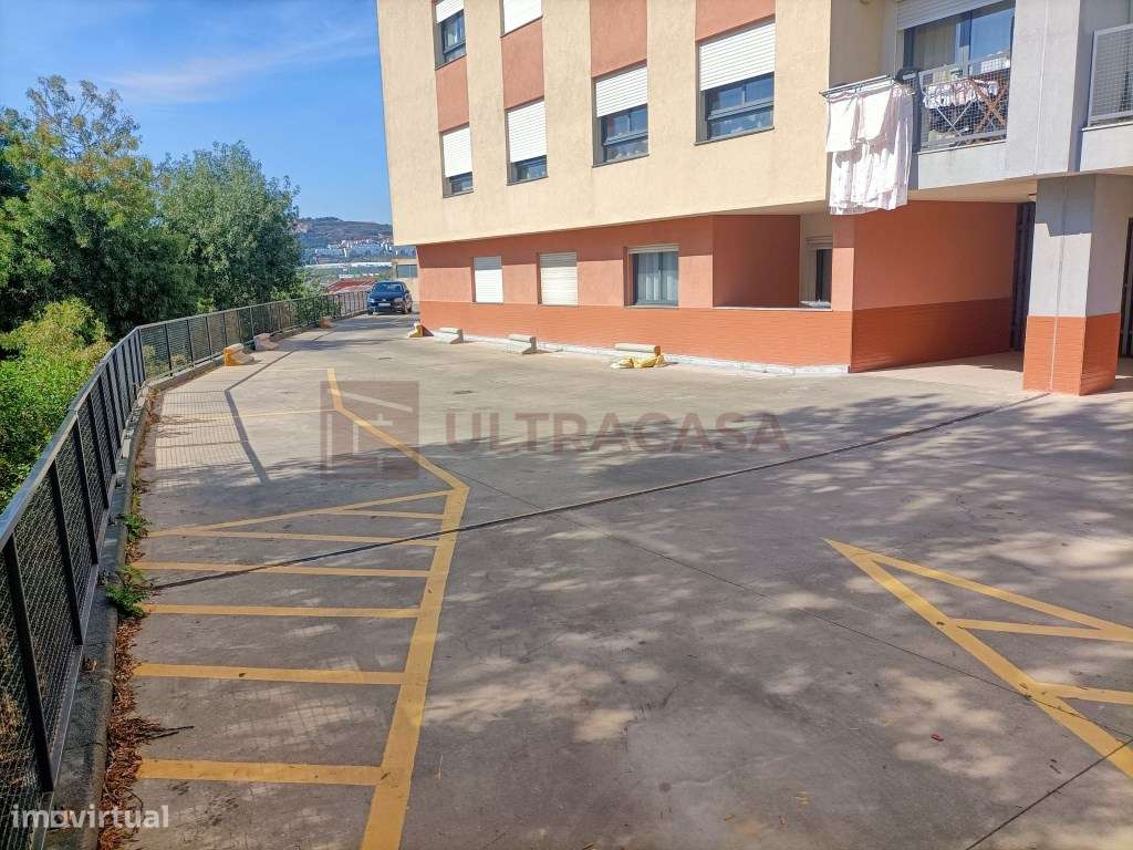 Vende-se Excelente T3 na Pontinha com 2 Lugares de Parqueamento-41