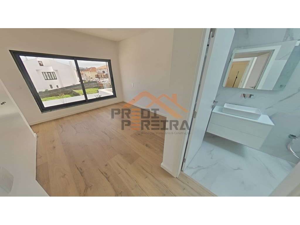 Moradia T4 em condomínio privado com piscina, no Fanqueiro em Loures-20