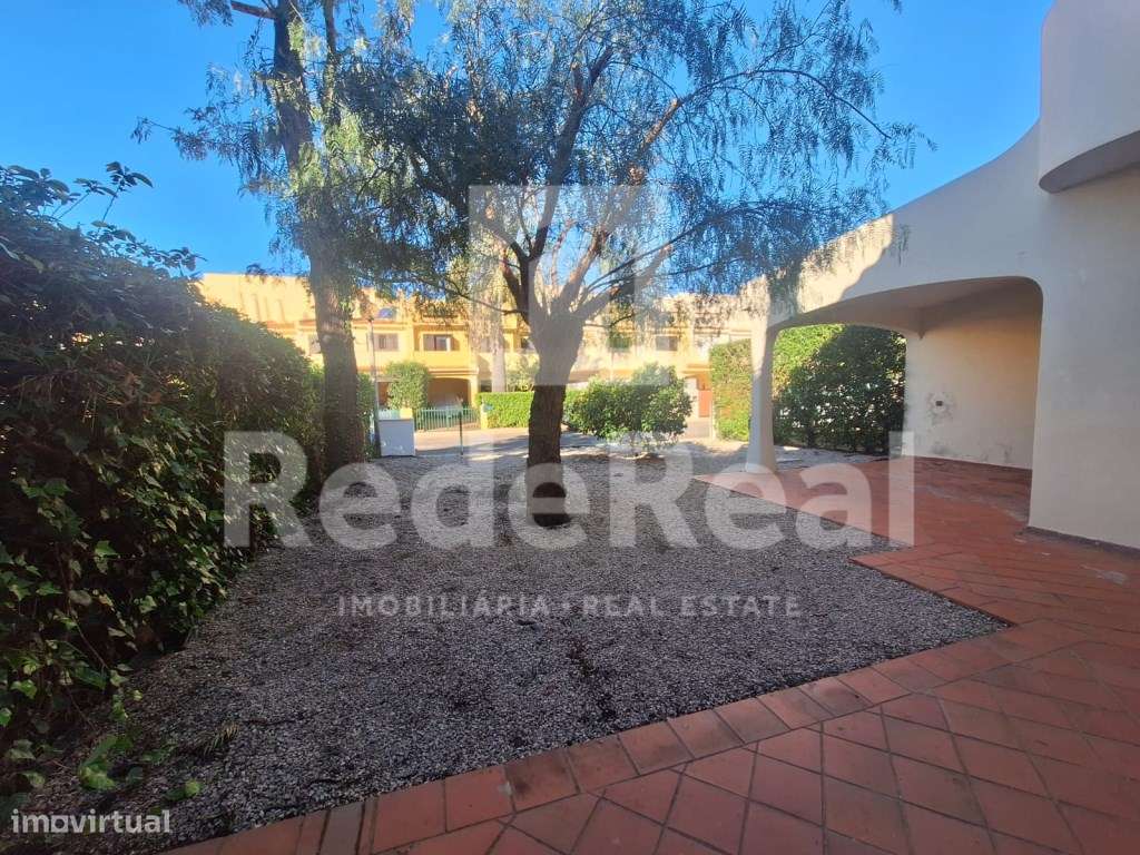 Moradia T3 + 1 com Boas Áreas em Lote de 300 m² - Centro de Albufeira-4