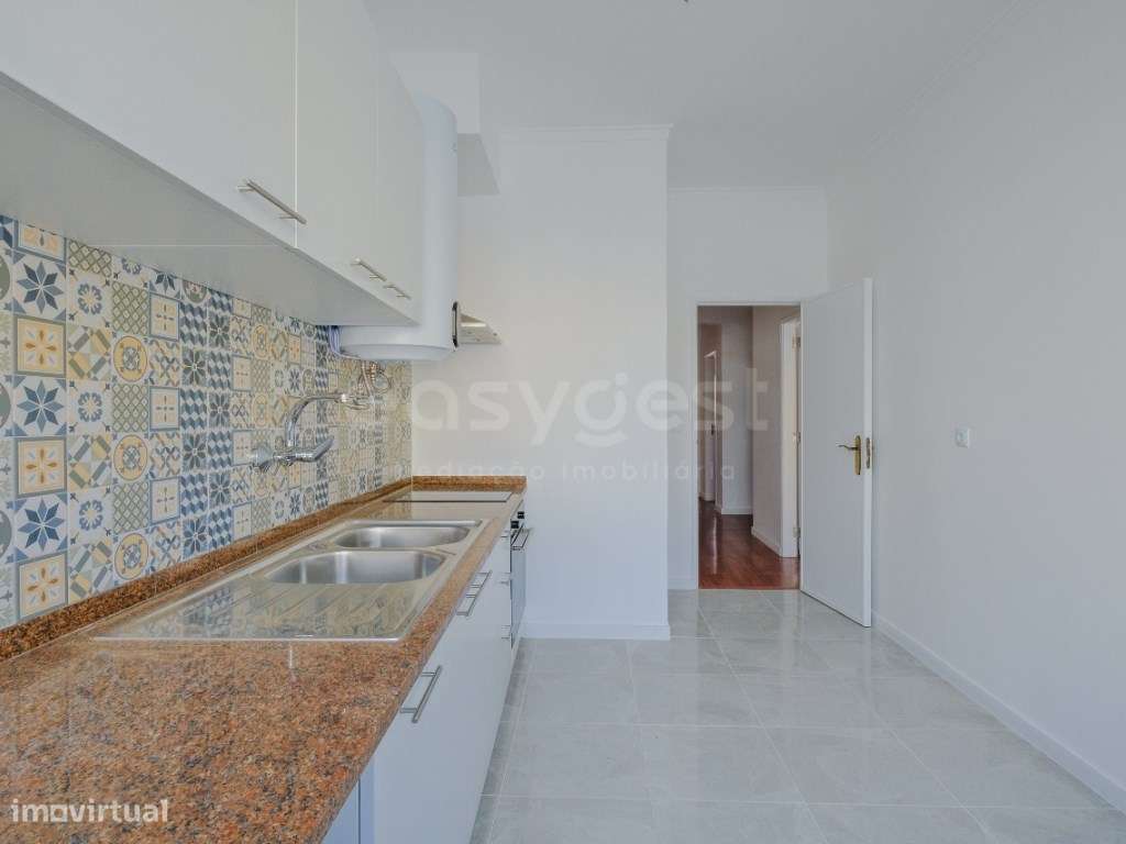 Duplex T3+2 totalmente renovado na Moita espaço e conforto - Grande imagem: 4/12