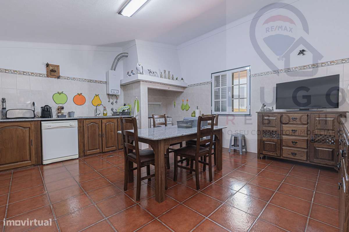 Quinta com 1,425 ha em Redondo-48