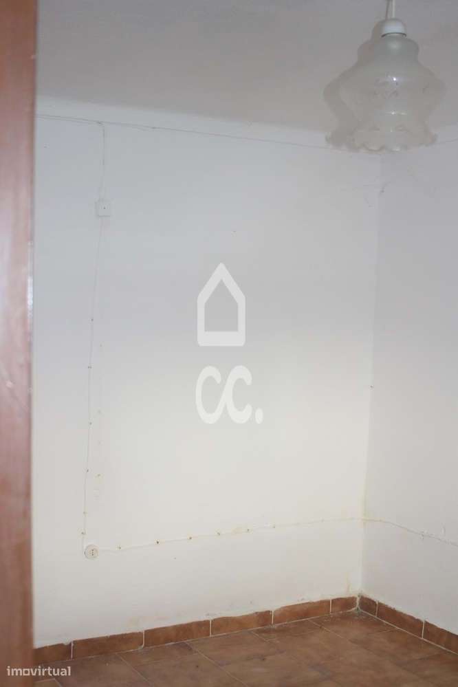 Moradia T2 para recuperar,  em Mourão. - Grande imagem: 5/24