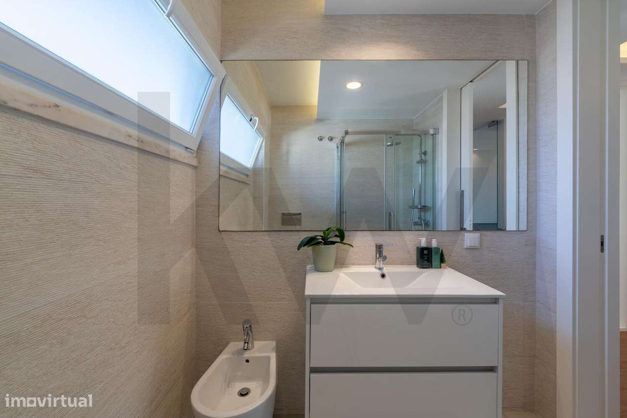 T2 Remodelado com Excelente Exposição Solar no Laranjeiro e Feijó, Alm-22