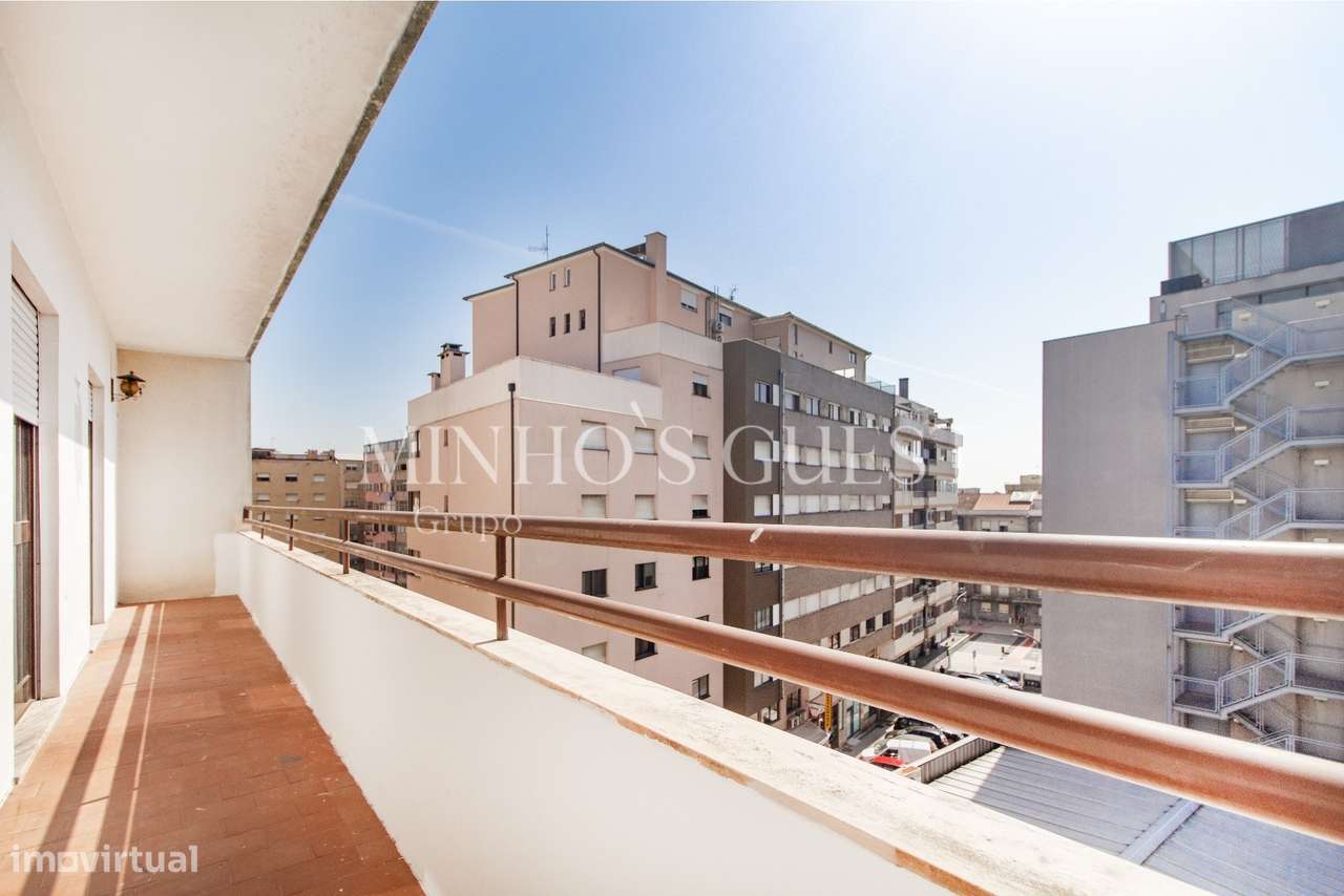 Apartamento T3 de último andar c/ varanda e vista para Av. Liberdade --5