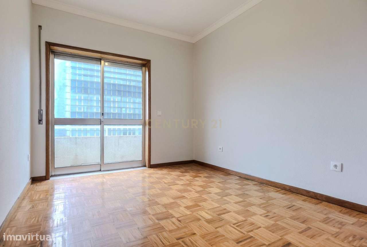 T3 com Varanda, Lareira, Luz Natural e Estacionamento – Rua Padre Antó - Grande imagem: 2/25