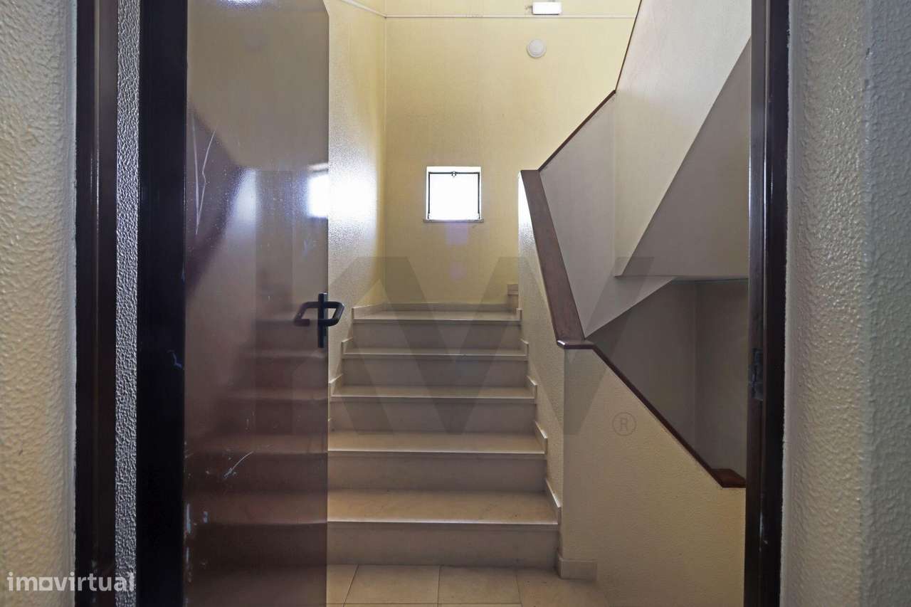 Apartamento T2 exclusivo no último piso do Edifício Royal com terraço-19