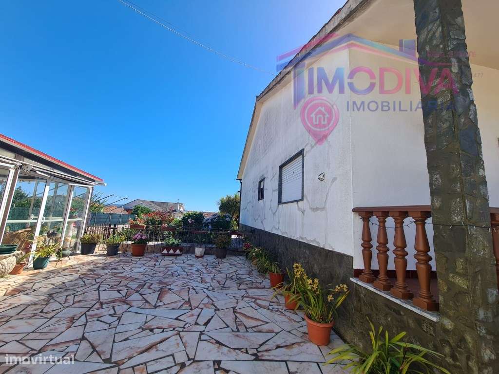 Moradia térrea T4, com churrasqueira e jardim em Arega-52