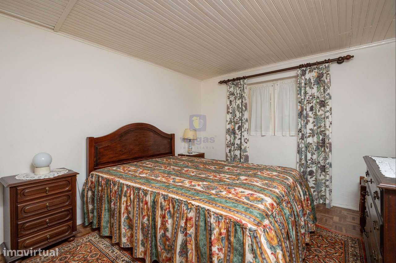 Moradia com Glamour! T4 com Garagem e Terraço no Centro de Vidais-14